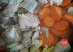 山药红萝卜排骨汤的做法图解6