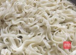 胡萝卜肉松炒面条的做法图解3