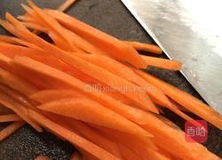胡萝卜肉松炒面条的做法图解4