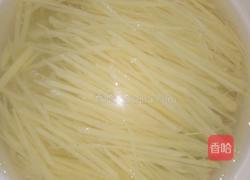 炝拌酸辣土豆丝的做法图解3
