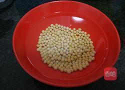 黄豆猪脚汤的做法图解1