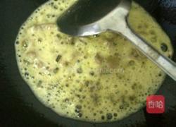 蒜苗蘑菇 小炒小肠的做法图解2