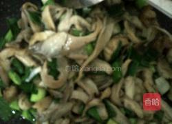 蒜苗蘑菇 小炒小肠的做法图解4