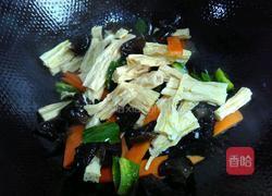 彩蔬炒腐竹的做法图解6