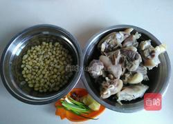 黄豆炖咸猪蹄的做法图解1