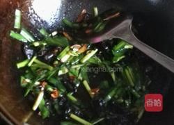 韭菜木耳炒肉片的做法图解7