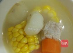 排骨胡萝卜玉米汤的做法图解1