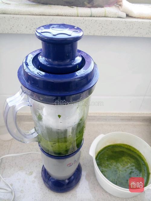 把菠菜洗干净,放榨汁机里榨汁.