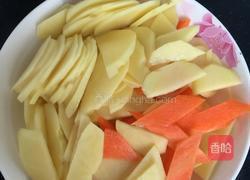 土豆片炒胡萝卜的做法图解1
