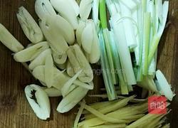 砂锅枸杞香菇鲫鱼豆腐汤的做法图解3