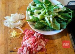 油白菜炒肉的做法图解1