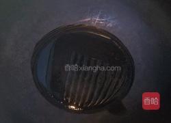 青椒木耳片的做法图解1