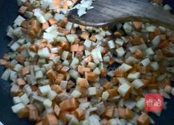 胡萝卜土豆香肠炒饭的做法图解3
