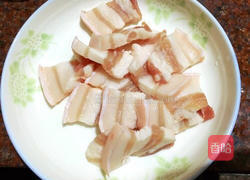 五花肉炒蒜苗的做法图解1
