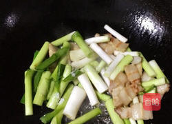 五花肉炒蒜苗的做法图解7