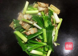 五花肉炒蒜苗的做法图解9