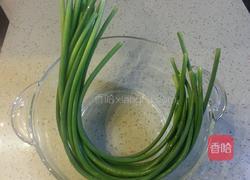 手撕蒜薹的做法图解1
