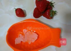 冰糖草莓的做法图解1