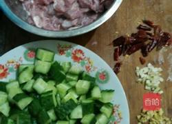 黄瓜肉丁的做法图解1