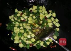 黄瓜肉丁的做法图解3