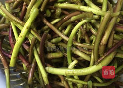 野生藜蒿炒腊肉的做法图解3