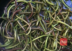 野生藜蒿炒腊肉的做法图解4