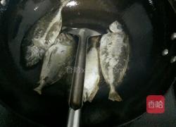 煎煮蓝子鱼的做法图解2