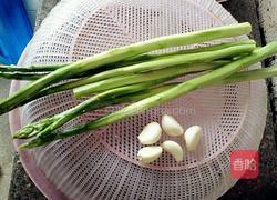 青炒芦笋的做法图解1