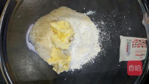 将黄油，面粉，糖放入盆中用手指混合均匀