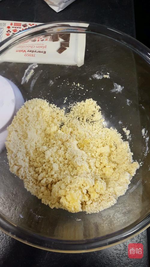 放入一个蛋黄，用手搅拌后就可以和面了