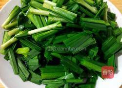 韭菜炒鱿鱼的做法图解2