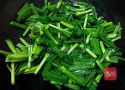 韭菜炒鱿鱼的做法图解3