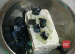 松花肠拌豆腐的做法图解3
