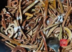 炒蕨菜的做法图解4