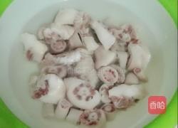 姜葱焖猪尾巴的做法图解1