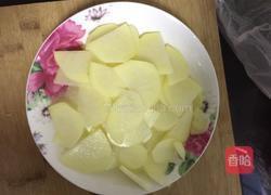 土豆片炒腊肠的做法图解1