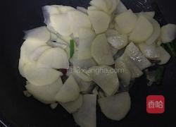 土豆片炒腊肠的做法图解4
