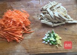 胡萝卜炒百叶的做法图解1