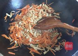 胡萝卜炒百叶的做法图解3