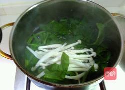 菠菜海鲜菇蛋花汤的做法图解2