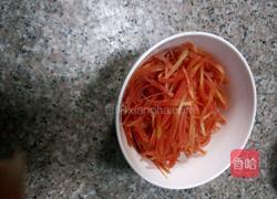 凉拌红萝卜丝的做法图解1