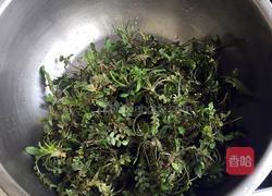 荠菜虾仁豆腐汤的做法图解1