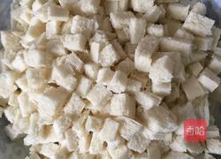 西红柿黄瓜鸡蛋炒馒头丁的做法图解1