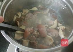 冬菇花生猪脚汤的做法图解3