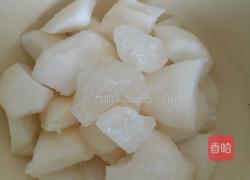 冰糖炖雪梨的做法图解3