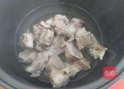 简易电饭煲胡萝卜玉米排骨汤的做法图解4