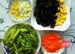 白果炒芹菜的做法图解1