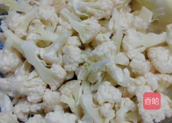 花菜炒鸡胸肉的做法图解1