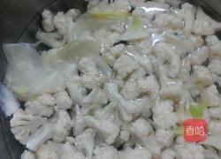 花菜炒鸡胸肉的做法图解2