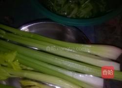 清炒西芹的做法图解1